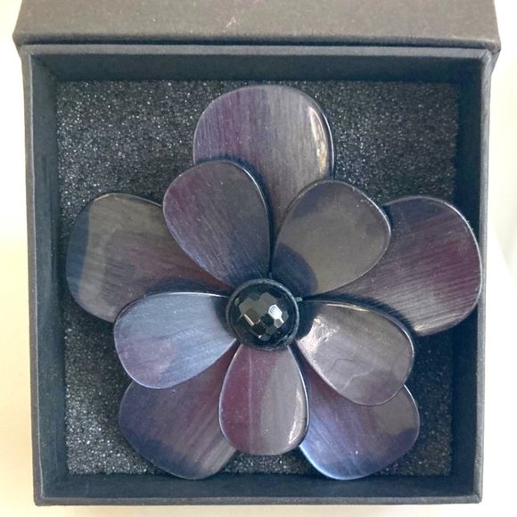 Large and luminous flower brooch by Giorgio Armani - Picture 2 of 4